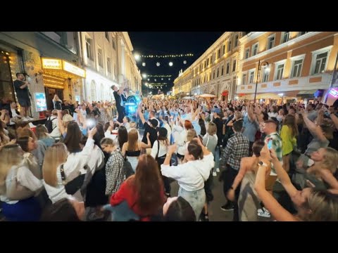 Mass Singing in The Street of NIZHNY NOVGOROD, Russia on Saturday Night (15.06.2024)
