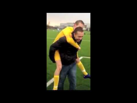 Mikkel bliver båret ude af banen efter at være blevet matchvinder