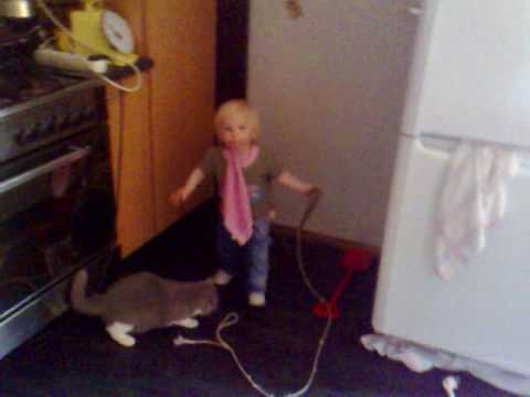 Meisje(1) speelt met kitten...