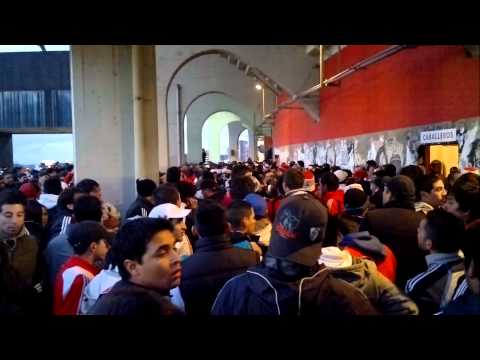 "Señores yo soy de la banda+yo paro en una banda+No veo la hora" Barra: Los Borrachos del Tablón • Club: River Plate