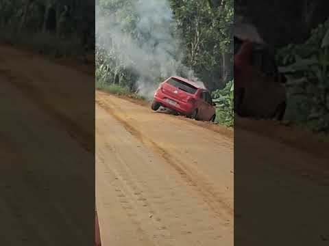 Carro pega fogo na estrada de Povoação.