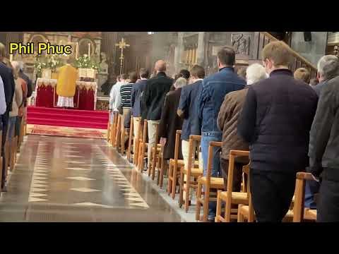 Kyrie and Gloria - Singing in Old traditional Latin mass at Église Saint Étienne - Lille