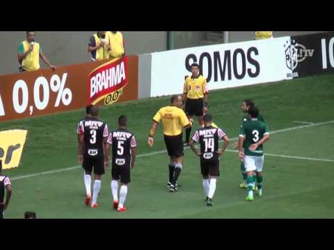 Nova polêmica: Árbitro marca pênalti contra o Galo, mas volta atrás