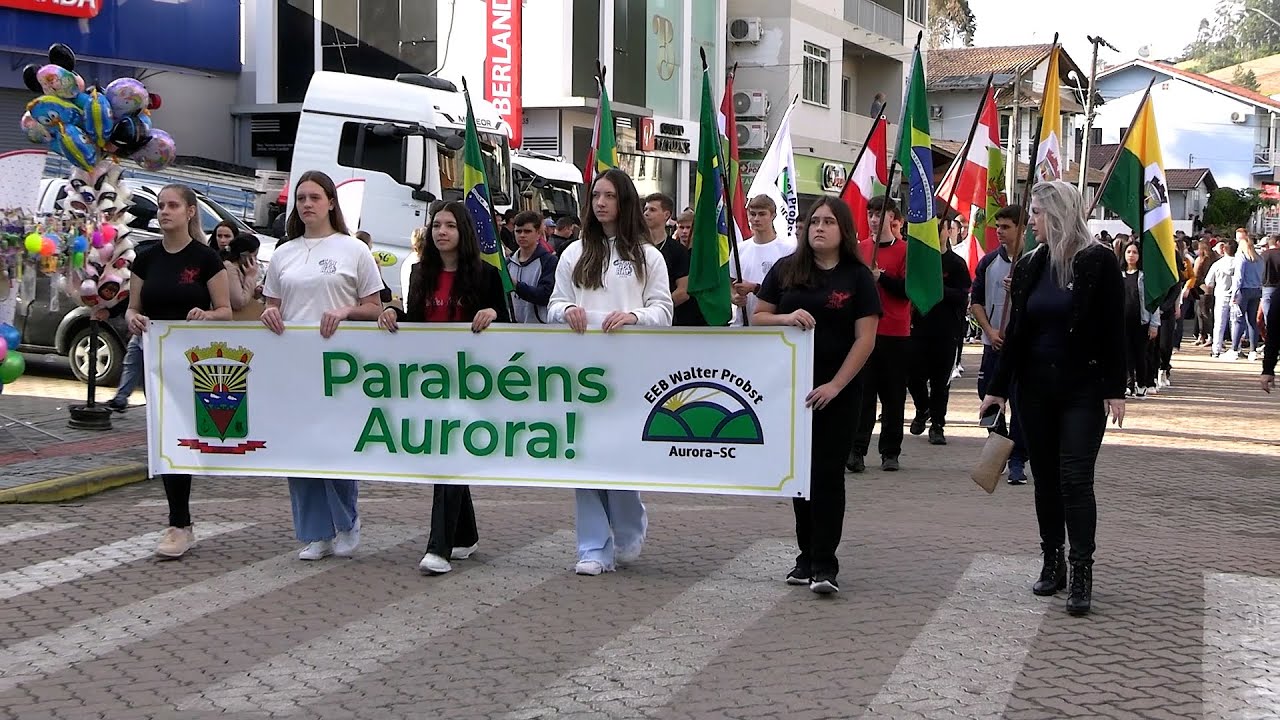 Aurora comemora aniversário com desfile cívico e celebrações pela cidade