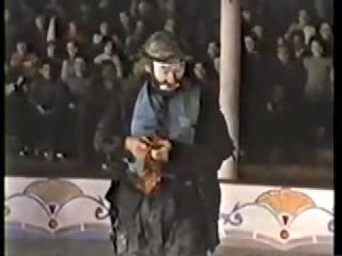 EMMETT KELLY Sweeping Up the Spotlight Gag 1967
