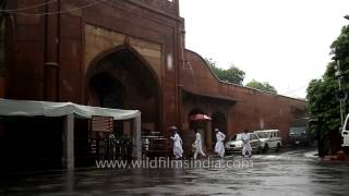 Muslim throngs the Taj Mahal for Eid prayers