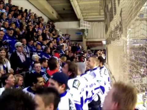 Kassel Huskies Mannschaft und Fans feiern gemeinsam nach Spiel gg. Pohlheim 14-11-2010