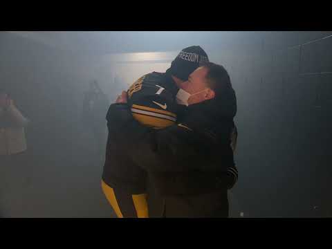 Heinz Field erupts as Ben Roethlisberger comes out of the tunnel again