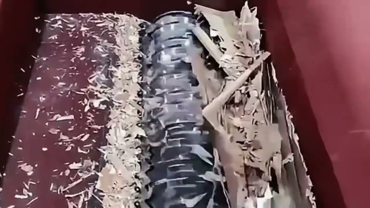 YouTube-Titelbild für das Video über einen Holzhäcksler