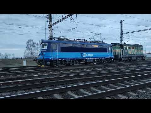 Plecháč 242 241-8 v novém nátěru ČD CARGO a Kocourem 743 005-1 odjíždí z Břeclavi směr Přerov.