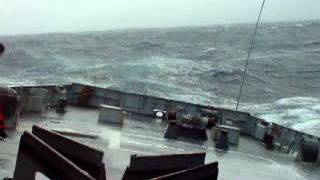 BELLES VAGUE DE 15M VUE DU BORD!!! #waves 15 meters high view of the boat . 海浪高15米拍摄了船