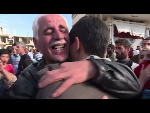 Llantos y gritos de alegría reciben a exrehenes del EI en Siria