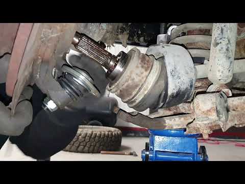 Lada Niva Lower Ball Joint Replacment (timelapse)
