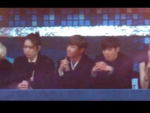 121229 TVXQ watching Lee Hi performance @ SBS Gayo