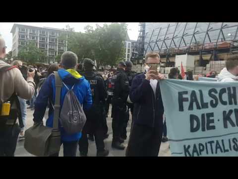 Lisa Licentia wird angegriffen und verhaftet. Bilder in langsamerer Geschwindigkeit