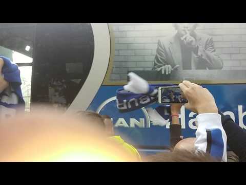 Begrüßung des HSV Busses vor dem Religationsspiel