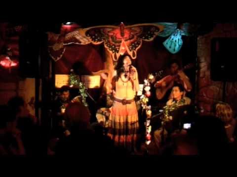 Elvita Delgado canta el vals Peruano 
