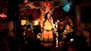 Elvita Delgado canta el vals Peruano 