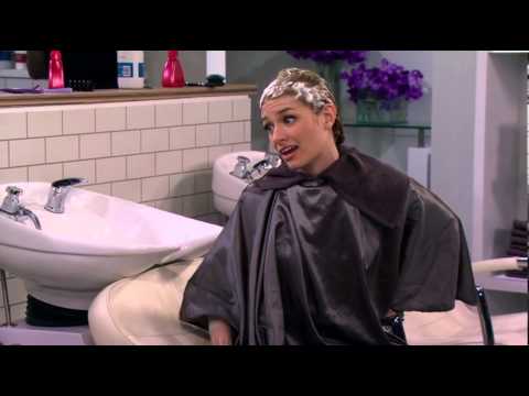 2 Broke Girls Max 和 Caroline 在美髮店 (2 Broke Girls Max and Caroline at hairdresser)