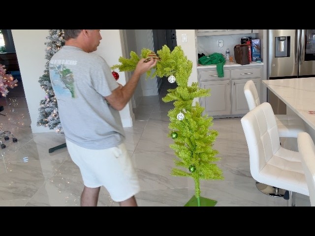 Vídeo relacionado con Furniture select-Upside-down- Árbol de Navidad artificial con soporte, color verde, 210 cm