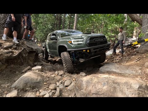 Close Call On Hellhole Jeep Trail! 15 Rig Group Going down at once.
