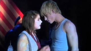 Extrait (VO): Lucy and Maxxie Kiss in the Play 