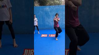 Download lagu Excellent 😱 Chintya Candranaya teaches Jihan Haura the first silat move mp3