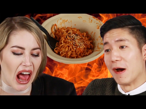 世界一辛いインスタントヌードルを試す人々