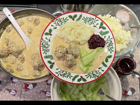Köttbullar med potatispuré , gräddsås och  lingon / På Mitt Sätt