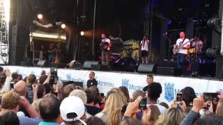 Claudio capéo dans le public plus un homme debout au festival de Montereau fault-yonne le 09 juin