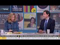 Extra handen nodig om te prikken, ook moeder Hugo de Jonge prikt