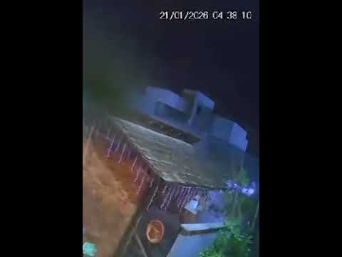 Câmera Flagra o Momento que a casa cai em rio bananal.