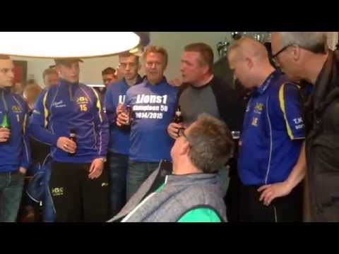 Lions '66 kampioen. 'Feestmomentje' bestuurskamer.