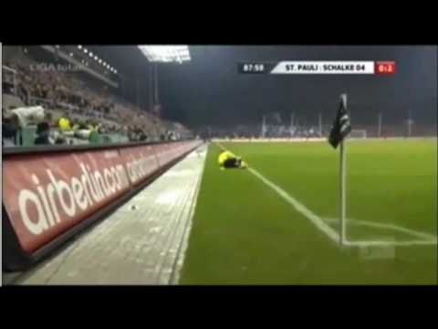 St. Pauli gegen Schalke 04 (1.4.11) Becherwurf