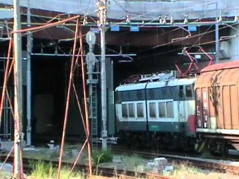 E655.474 con carri postali in transito al binario 24 di Roma Tiburtina