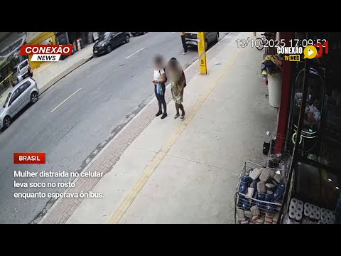 Vídeo: Mulher distraída no celular leva soco no rosto enquanto esperava ônibus.