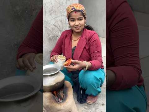 A disabled duckling helps his cat friend 🐥#duckrescue #cuteanimals #animaanimals