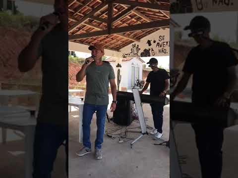 Carlinhos sarado cantando ao vivo no curral do gado em itapororoca #forró #musica  #paraiba