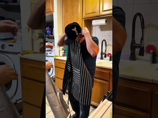 Vídeo relacionado con NJCXOLA Pack de 2 delantales de cocina Mr. & Mrs, delantal Mr and Mrs, delantal de cocina para parejas, regalos de boda para recién casados, para, aniversario, día de San Valentín para recién casados