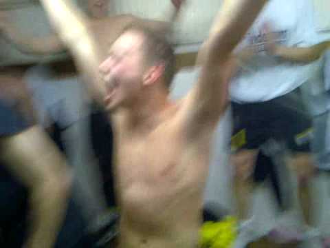 Feest in kleedkamer na 2-1 winst op Sc Joure..!!