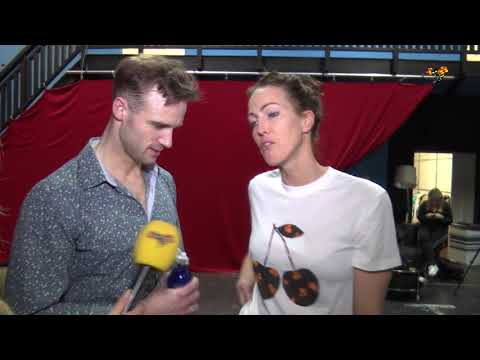 Här visar Therese Alshammar skadan under "Let's dance"