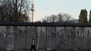 Art installation marks Berlin wall&#39;s 35th anniversary