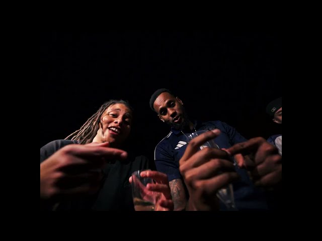 Video zu 'Champagne' ansehen Video zu 'Champagne' ansehen