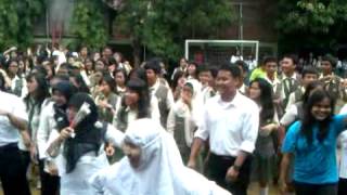 preview picture of video 'Gangnam style flashmob SMA Budhi Warman II Jakarta'