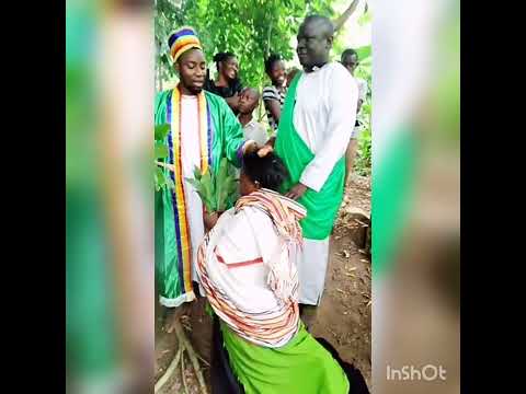 Emikolo gya lubaale wamu n' okuzawuula abakirizza mu buwangwa n'enono  e Mayugwe ku kizinga