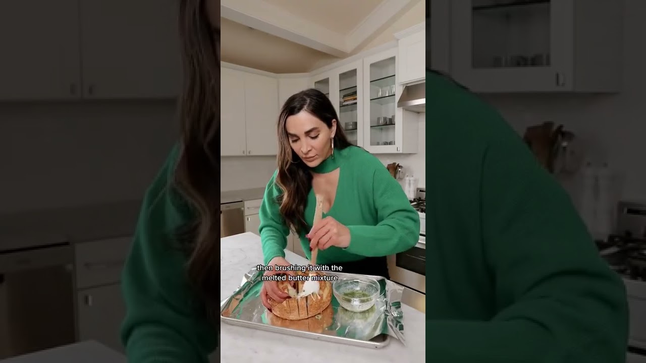 Cheesy Pull Apart Garlic Bread II Kalejunkie