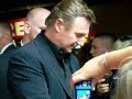 Liam Neeson Schreibt Autogramme Bei Der Premiere Von 96 Hours Taken 2 11 09 2012 Berlin