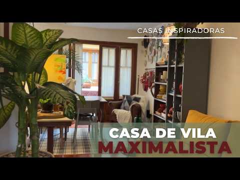CASA MAXIMALISTA NUMA VILA CHARMOSA. COM MUITO GARIMPO, LUZ INDIRETA CENOGRÁFICA E DECORAÇÃO AFETIVA