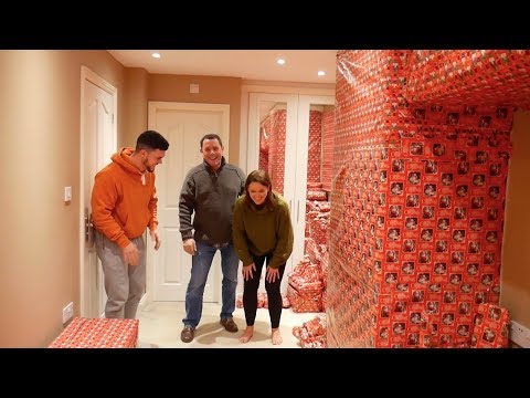 WRAPPING MY PARENTS ENTIRE ROOM IN CHRISTMAS WRAPPING PAPER - PRANK!