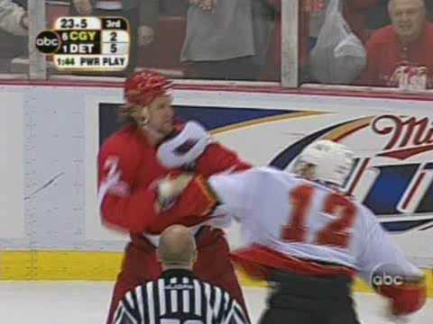 Jarome Iginla vs Derian Hatcher